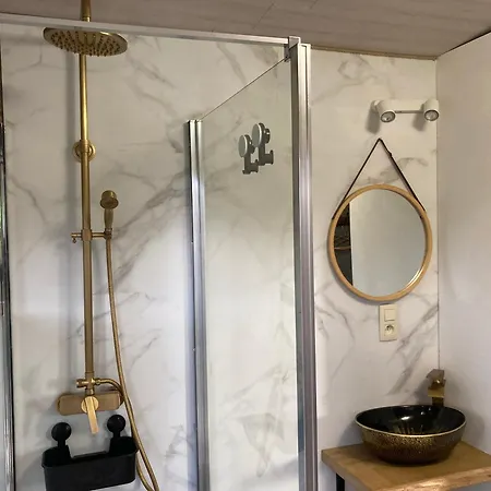 Yetişkin Oteli Le *